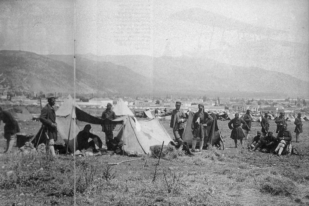 050. Αναμνηστική φωτογραφία καταυλισμού ευζώνων (Συλλογή ΄Αλκη Ξ. Ξανθάκη).
